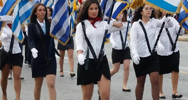 Πάτρα | Αυγά και μαύρες σημαίες στη μαθητική παρέλαση