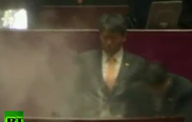Δακρυγόνο μέσα στη Βουλή για να μην περάσει το νομοσχέδιο! 