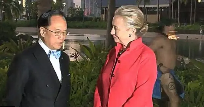 Να πως υποδέχονται την Hilary Clinton στο Χονγκ Κονγκ 
