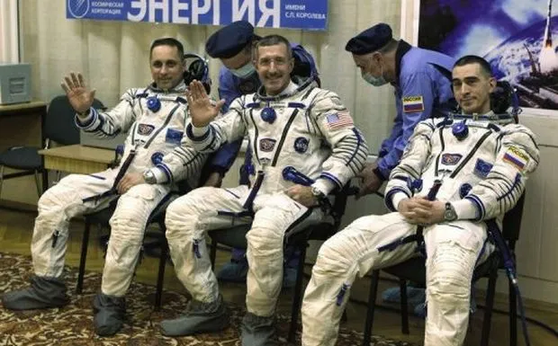 Δύο Ρώσοι και ένας Αμερικανός στο ίδιο διαστημόπλοιο | Θα γινόταν ανέκδοτο 