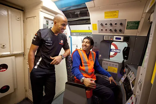 Τι κάνει ο Lewis Hamilton στο Μετρό του Λονδίνου;