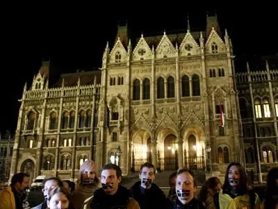 Ουγγαρία | Βουλευτές αλυσοδέθηκαν στο Κοινοβούλιο!