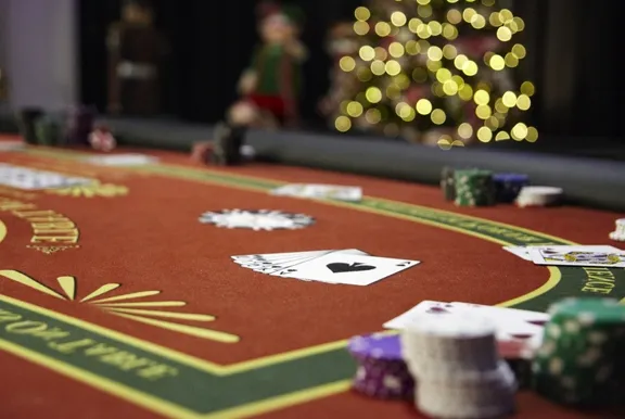 Πρώτη φορά σε καζίνο; Κανόνες επιβίωσης στο τραπέζι του πόκερ!