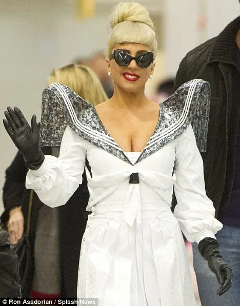 Lady Gaga | Ντύθηκε...άγγελος!