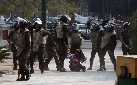 Αίγυπτος: Στρατιώτες ξυλοκοπούν άγρια διαδηλώτριες.  