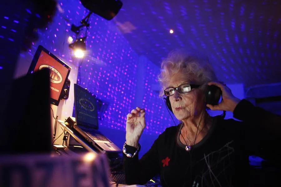 DJ γιαγιά ετών 73!