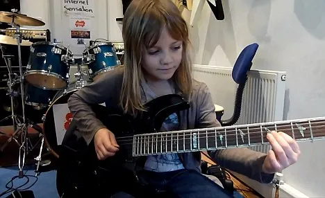 Η 8χρονη κιθαρίστρια που ενθουσίασε όλο τον κόσμο!