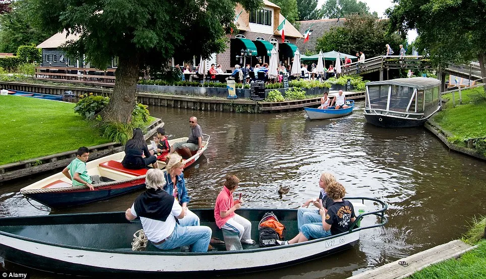 Ολλανδία | Χωριό που μετακινείσαι μόνο με βάρκα!