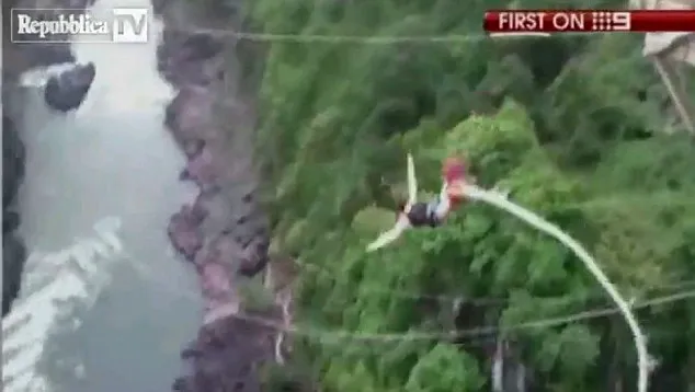 Έκανε βουτιά σε ποτάμι με κροκόδειλους όταν κόπηκε το σχοινί του bungee jumping