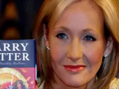 J.K.Rowling | Επιστρέφει με βιβλίο για ενήλικες!