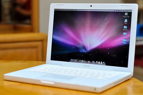 Apple | Αποχαιρετάμε το λευκό MacBook