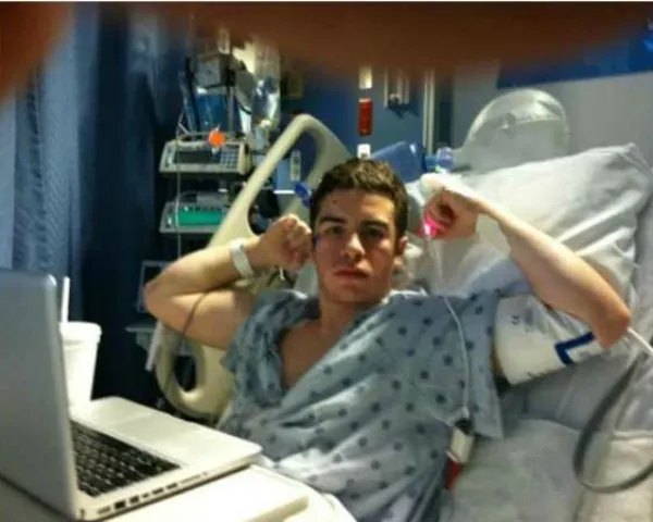 Facebook: Ο 18χρονος που πάσχει από καρκίνο και μεταφέρει μηνύματα ζωής! 