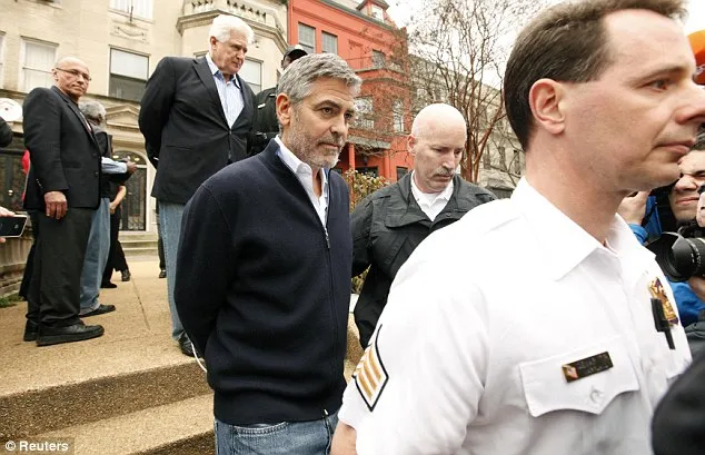 George Clooney | Στης φυλακής τα σίδερα για διαμαρτυρία