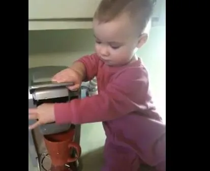 Η μητέρα που βάζει το μωρό της να της φτιάχνει καφέ!