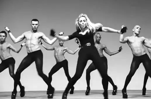 Madonna | Σχόλια για τους άντρες με τα τακούνια του κλιπ!