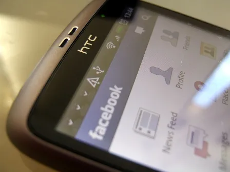 Facebook | Ετοιμάζει smartphone παρέα με την HTC