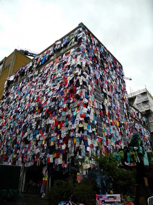 Λονδίνο | Κτίρια τυλιγμένα από 10.000 ρούχα!