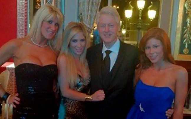 Bill Clinton | Φωτογραφήθηκε με δύο πορνοστάρ! 