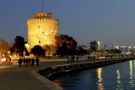 Θεσσαλονίκη | Πάει για ρεκόρ Γκίνες με Λευκό Πύργο από 40.000 νούφαρα!