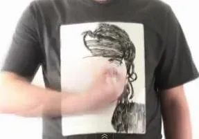 Ζωγράφος πορτραίτων πάνω στο T-shirt του!