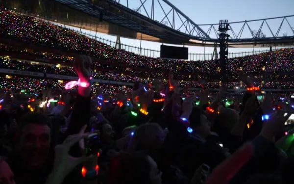 Coldplay | Ατμόσφαιρα με φωτιζόμενα βραχιόλια από fans!