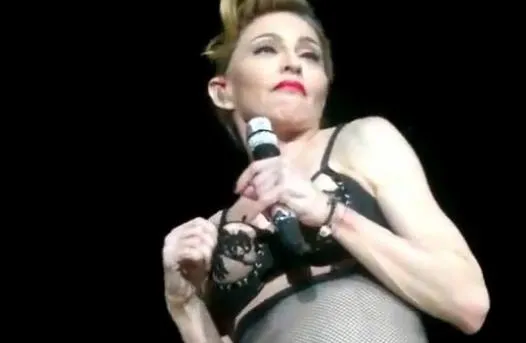 Madonna | Έδειξε το στήθος της στους Τούρκους!