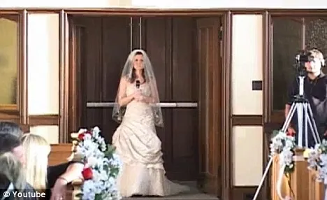 Νύφη έκανε είσοδο στο γάμο ... τραγουδώντας! 