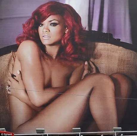 Rihanna | Ποζάρει γυμνή στην Times Square!