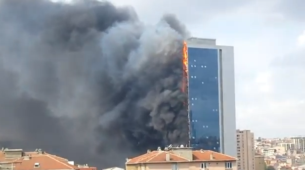 Κωνσταντινούπολη | Τέθηκε υπό έλεγχο η πυρκαγιά σε ουρανοξύστη