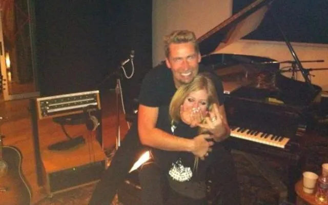 Avril Lavigne | Αρραβωνιάστηκε τον τραγουδιστή των Nickelback [troll]