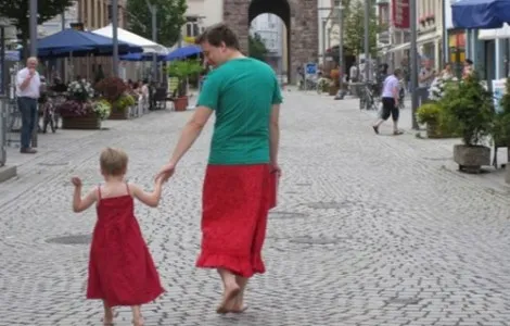 Πατέρας φοράει φούστες για να ενθαρρύνει το γιο του! 