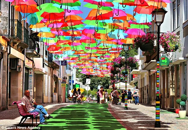 Πορτογαλία | Πανδαισία χρωμάτων από ομπρέλες καλύπτει πεζόδρομο! (gallery) 