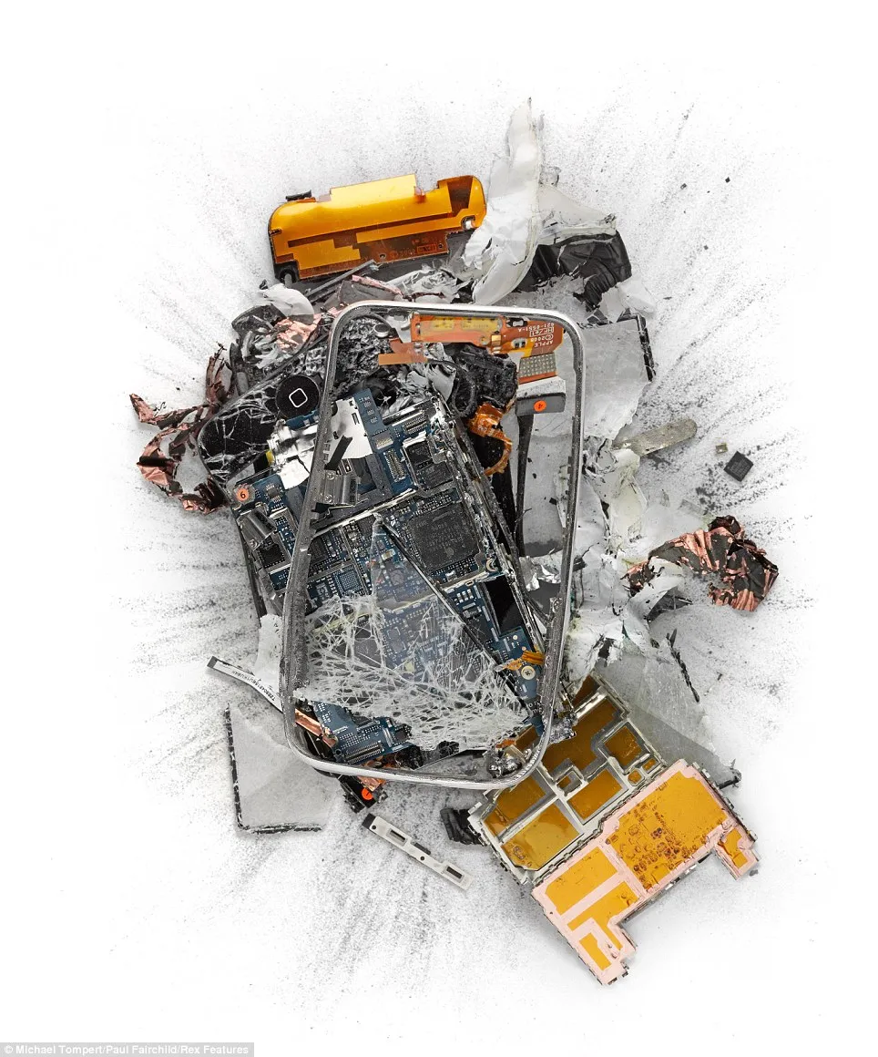 Σπασμένες συσκευές Apple... στο βωμό της τέχνης! (gallery)