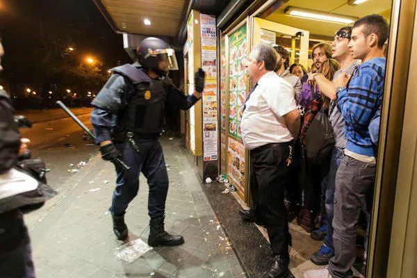 Μαδρίτη | Ιδιοκτήτης μπαρ προστάτευσε διαδηλωτές στο μαγαζί του