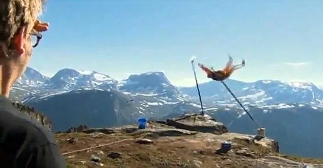 Νορβηγία | Το πιο παρακινδυνευμένο ακροβατικό! [video]