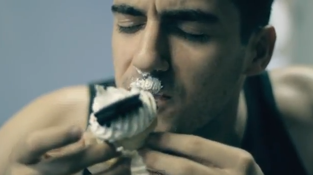 Πως να φας ένα cupcake σαν gentleman! [video]