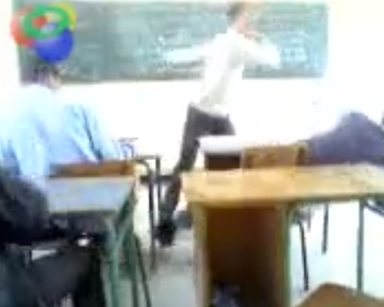 Δάσκαλος έριξε μπουνιά σε μαθητή μέσα στην τάξη! [video]