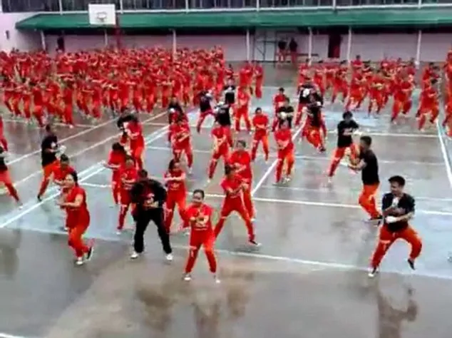 Φιλιππίνες | Φυλακισμένοι χορεύουν σε Gangnam Style ρυθμούς! 