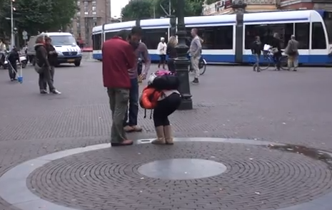 Amsterdam | Το πρώτο iPhone 5 κολλημένο στο έδαφος! 