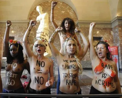 FEMEN | Γυμνόστηθη διαμαρτυρία στο Λούβρο!