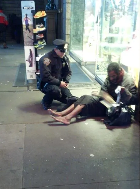 Νέα Υόρκη | Ο αστυνομικός που αγόρασε μπότες σε άστεγο [video]