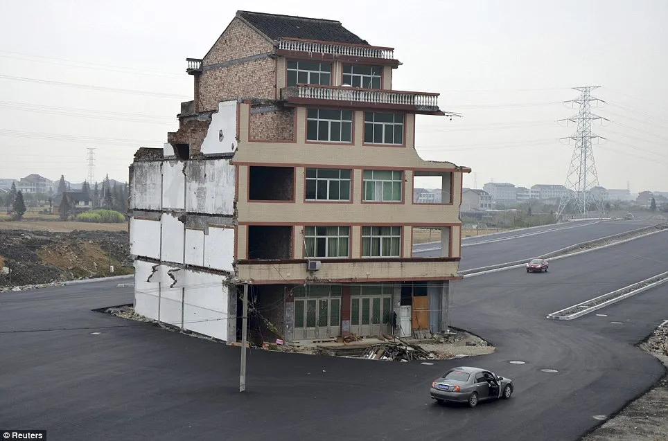 Κίνα | Πολυκατοικία φτιαγμένη στη μέση ενός αυτοκινητόδρομου! 