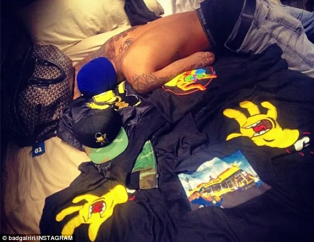 Rihanna | Ο Chris Brown γυμνός στο κρεβάτι της (photos)