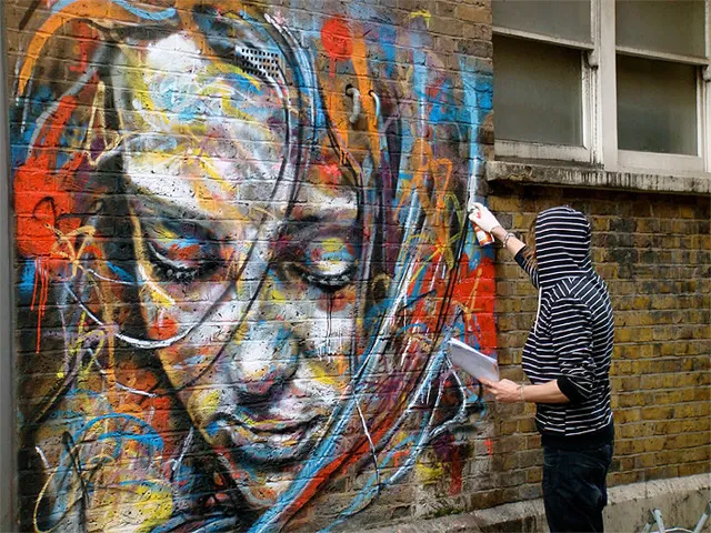 Street Art: Πορτραίτα με σπρέι στους τοίχους!