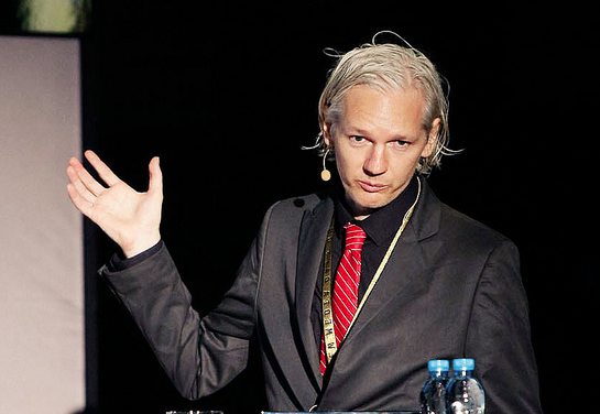 Julian Assange | μιλάει στη Guardian για τις υποκλοπές