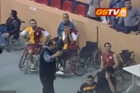 Τουρκία | Δακρυγόνα σε αγώνα μπάσκετ με καρότσια [video]