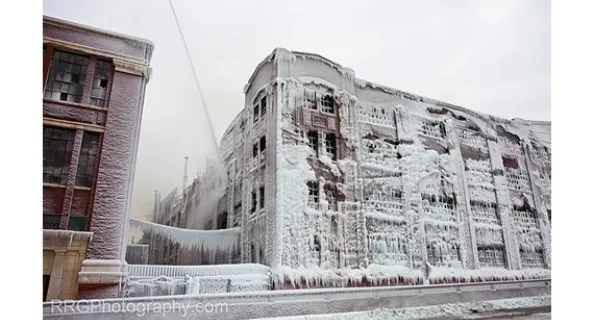 Σικάγο | Πάγωσε το νερό πυρόσβεσης πάνω στο κτίριο!