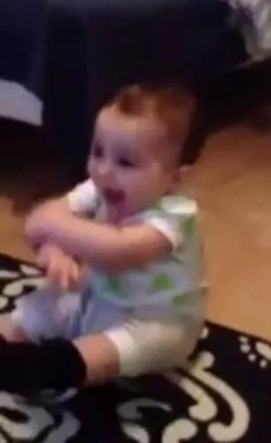 Μωράκι 7 μηνών χορεύει Gangnam Style [video] 