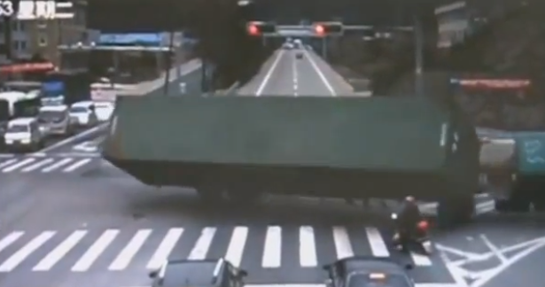 Κίνα | Μοτοσικλετιστής γλίτωσε από θαύμα! [video] 