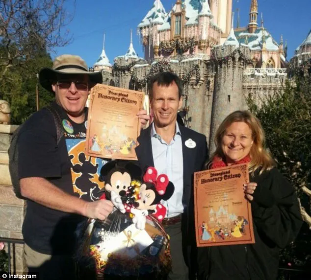 Ζευγάρι πήγαινε κάθε μέρα για ένα χρόνο στην Disneyland! [photos]